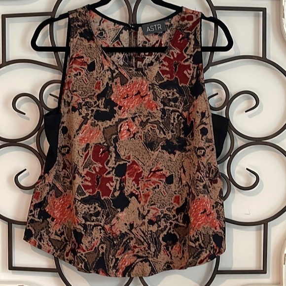 ASTR SLEEVELESS SILKY TANK ABSTRACT BLOUSE SIZE MEDIUM - Picture 1 of 10